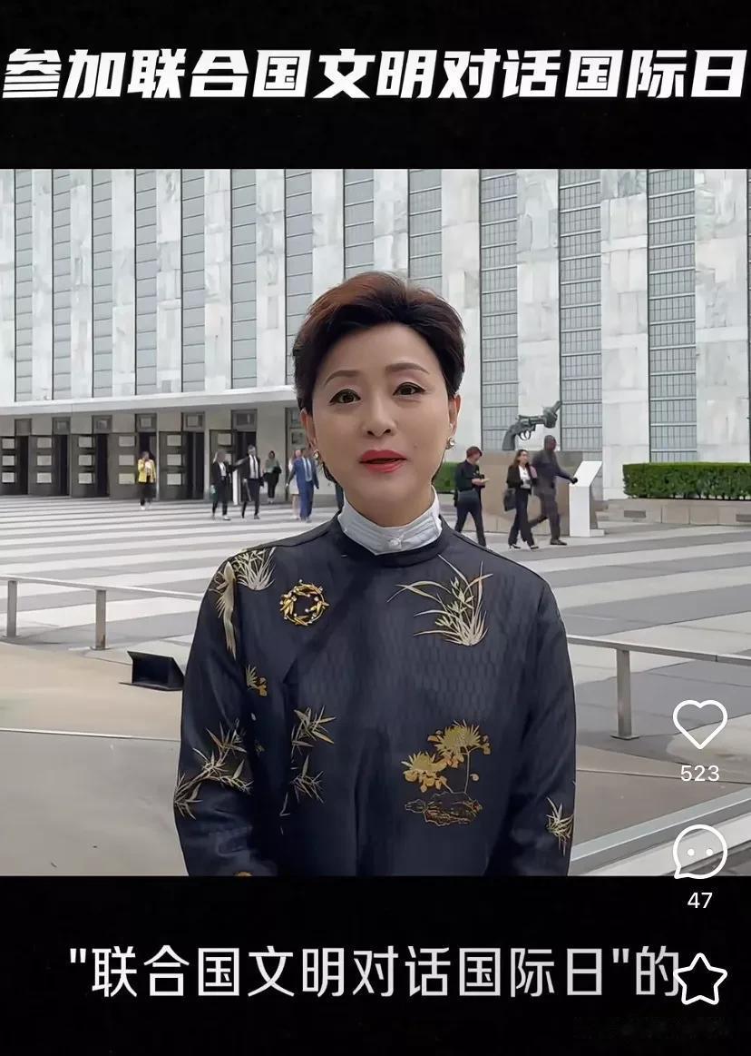 57岁杨澜在新加坡被撞见,身形发福,体态不太好还脖子前伸