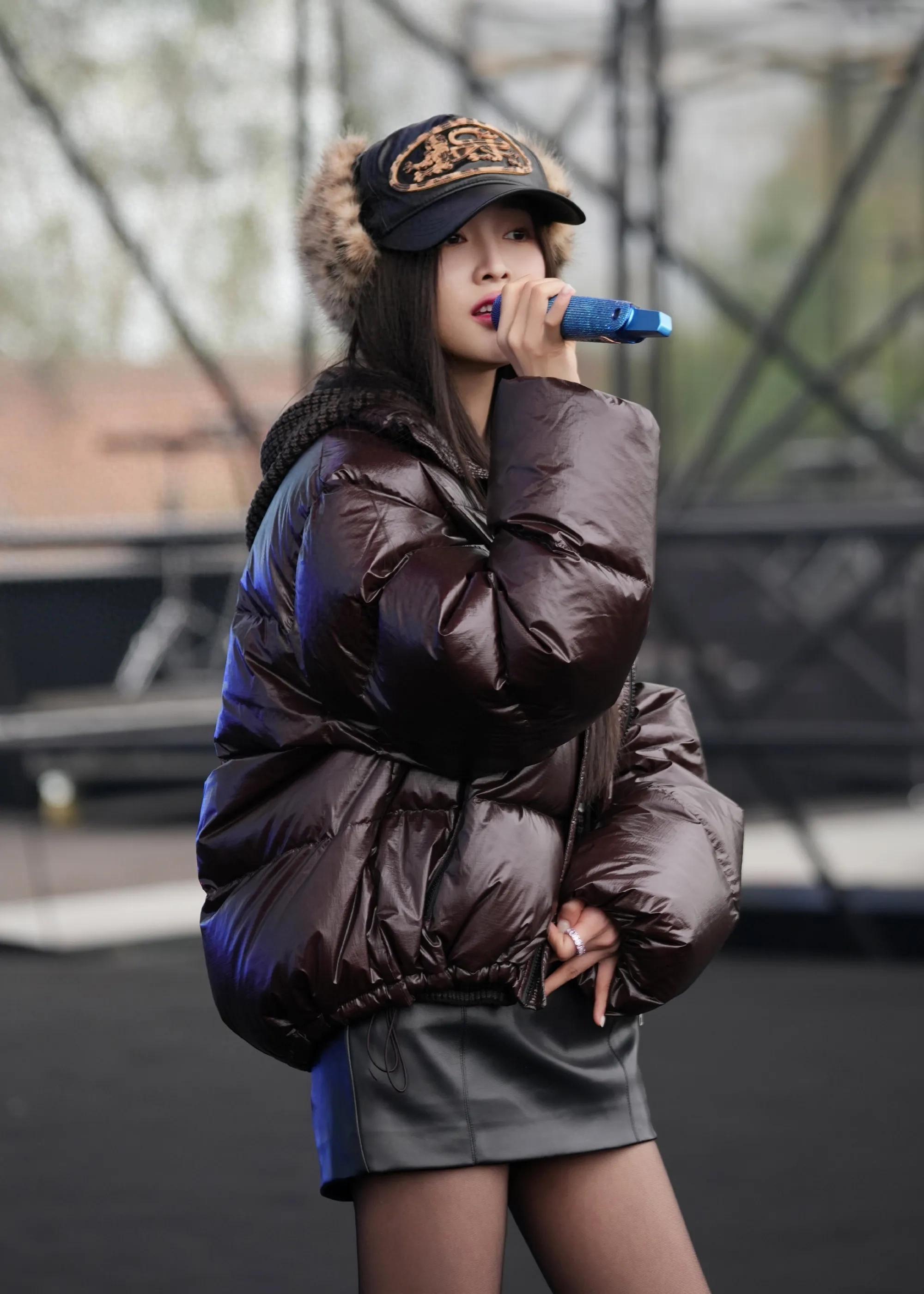 吴宣仪黑色短裙性感十足