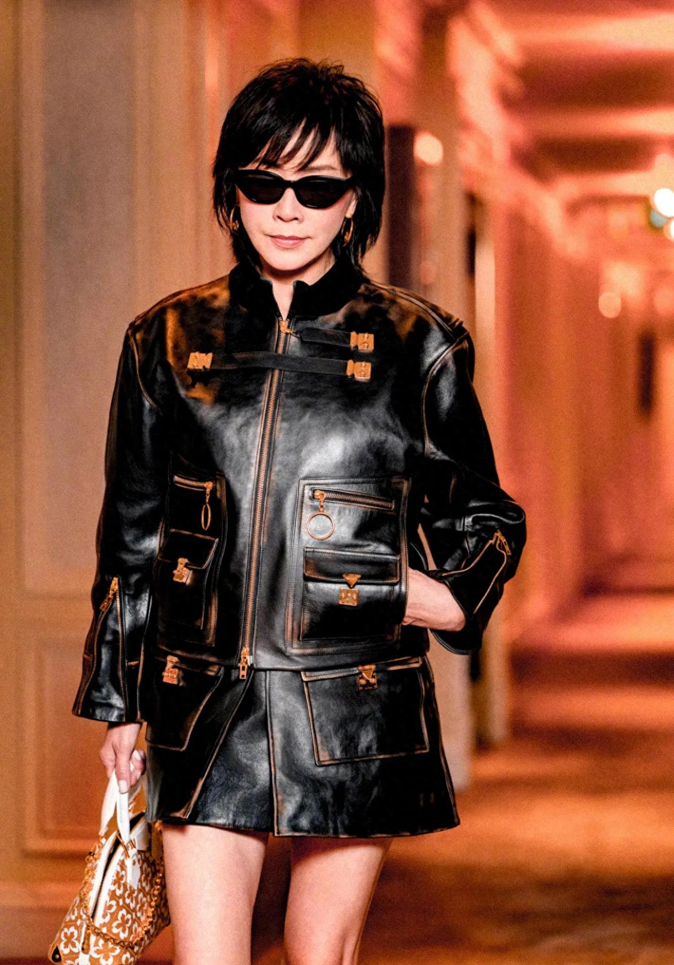 59岁刘嘉玲一点不服老，身穿立领皮夹克搭迷你短裙，气场强大