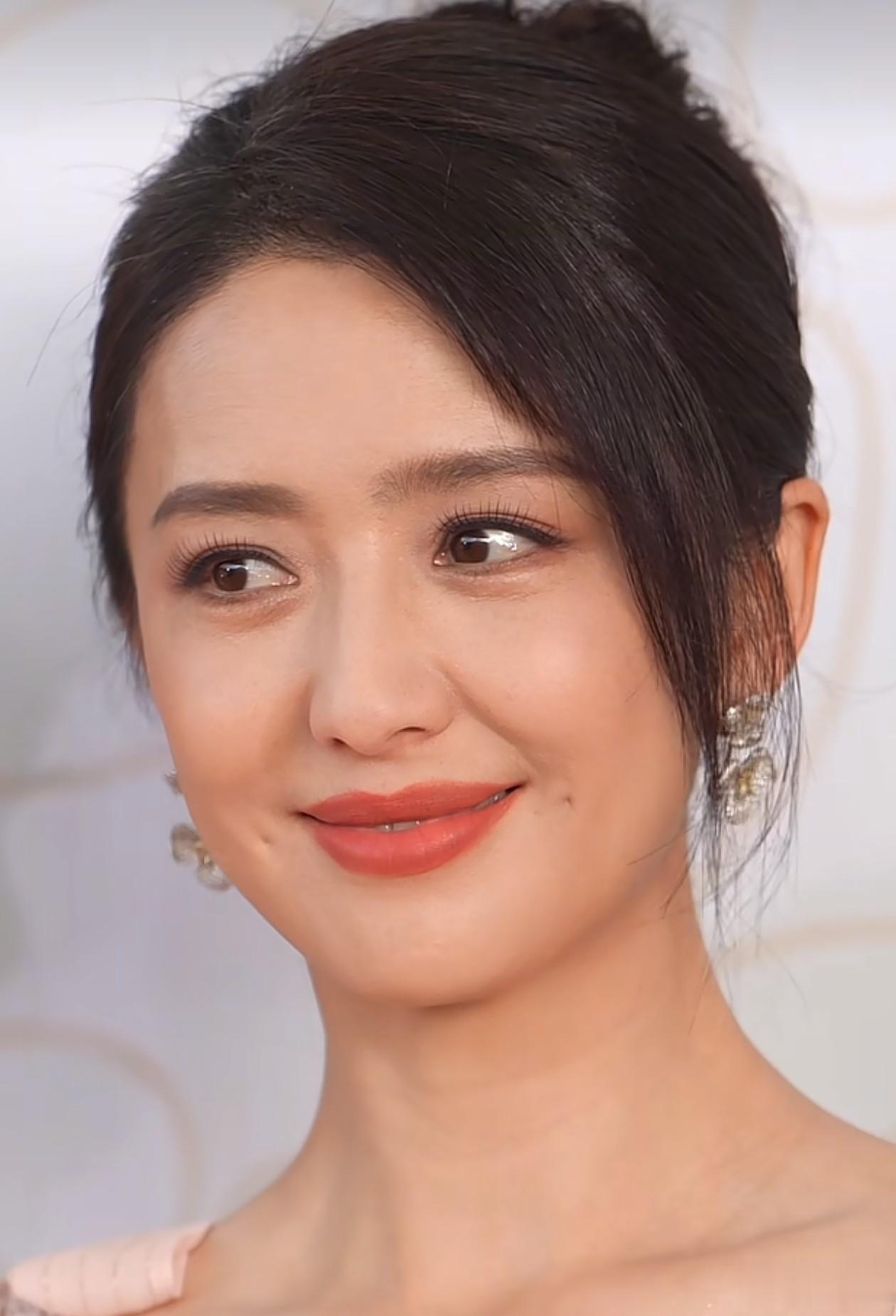 42岁佟丽娅活动怼脸拍！皮肤紧致 牙齿整齐，笑起来好甜，像28岁