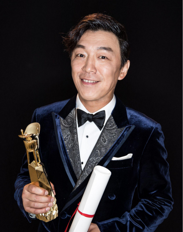 51岁黄渤回家探亲,脸上化浓妆网红感十足,看着年轻秒变小鲜肉