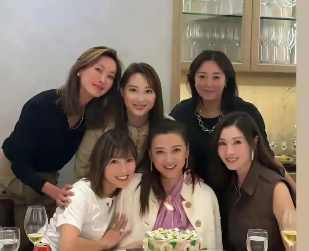 李嘉欣带俩工作人员逛街！提了四个爱马仕袋子太阔气，背影像少女