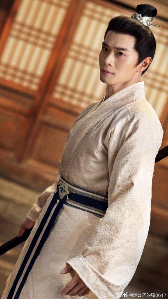 曹骏翻红后首上综艺，与林一溪上烧烤好惬意，吃西瓜毫无偶像包袱