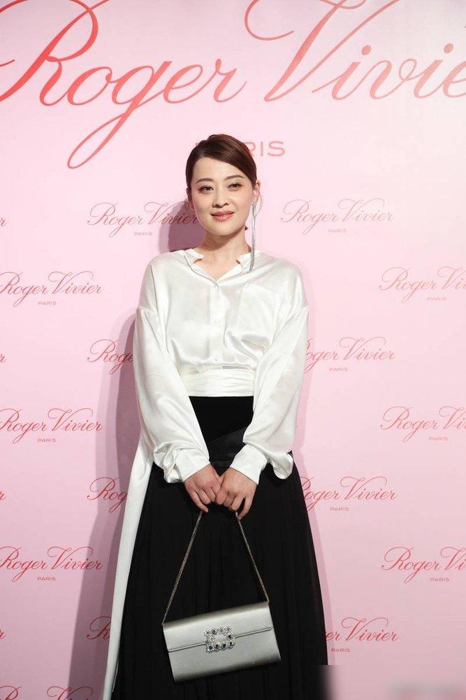 48岁梅婷新剪了波波头年轻10岁,穿毛衣配阔腿裤,美得像换了个人