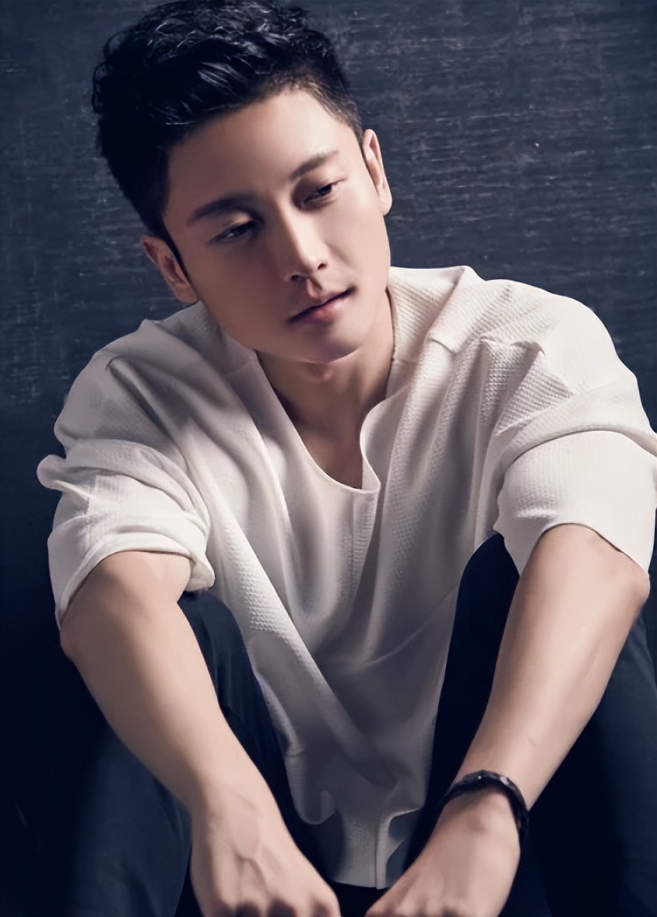 又一劣迹艺人捞金失败！评论翻车、演出遭抵制，官媒锐评戳他心窝