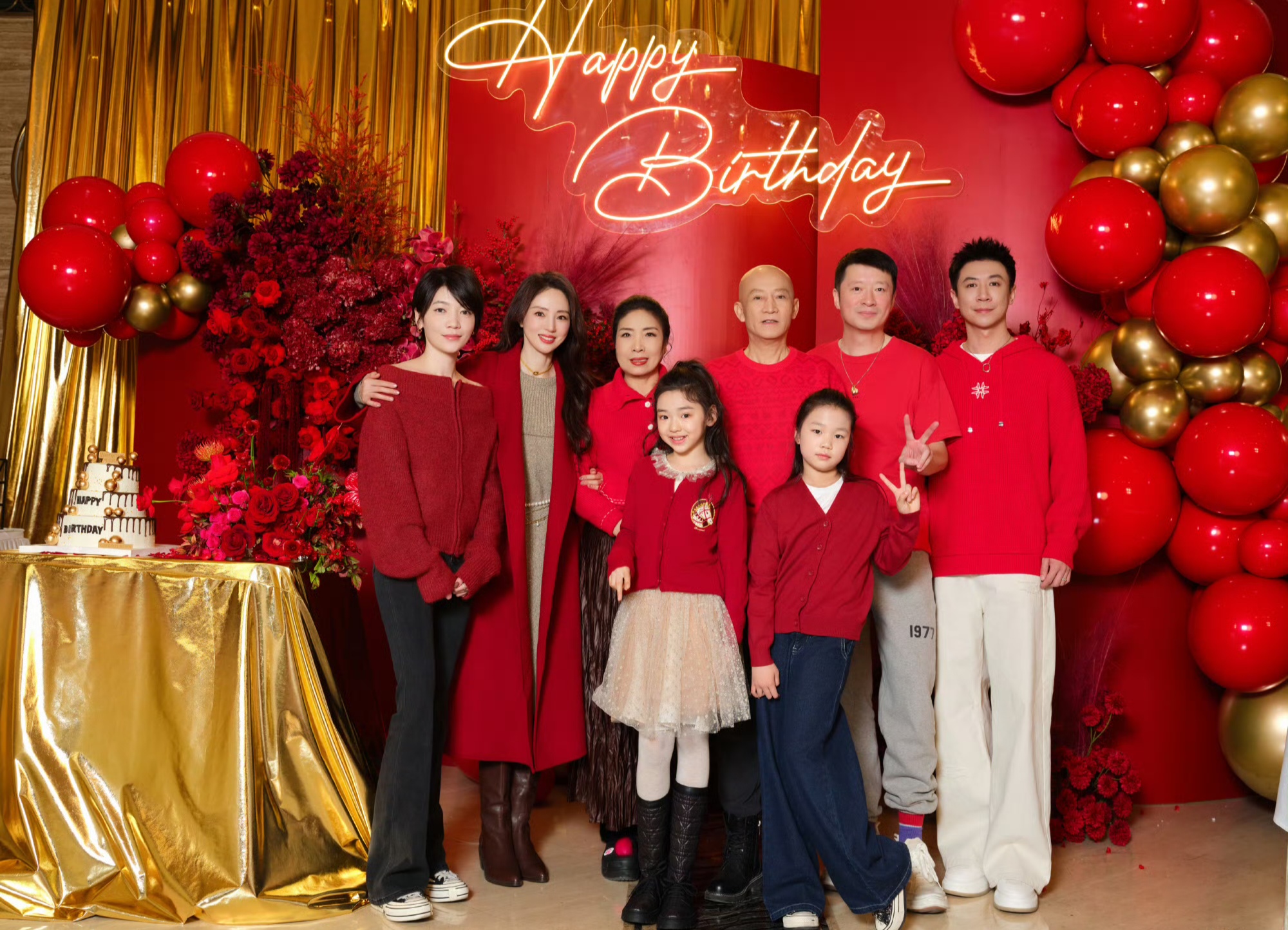 友人晒与董璇张维伊聚餐照，姜潮麦迪娜夫妇、主持人杨帆也来了