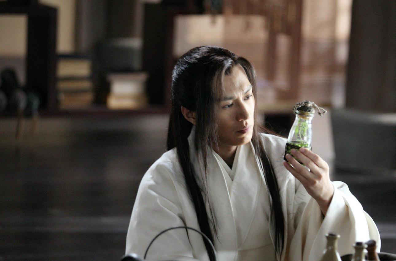 人民日报对靳东的称呼变了，七字之差释放强烈信号，陈道明说对了