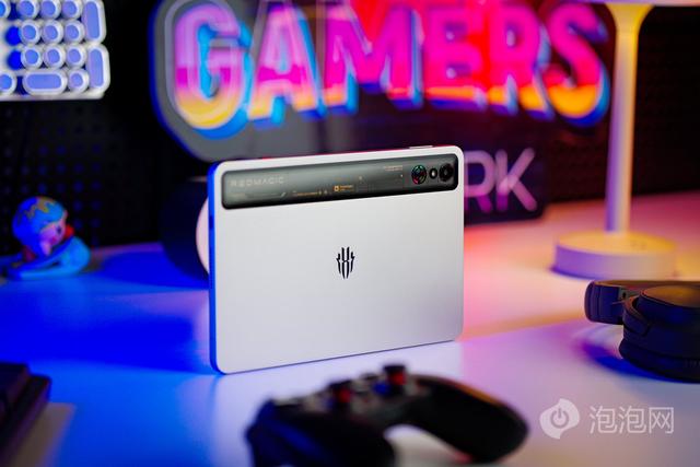 纯平背板+9.06英寸极窄边框OLED屏 红魔电竞平板3 Pro图赏