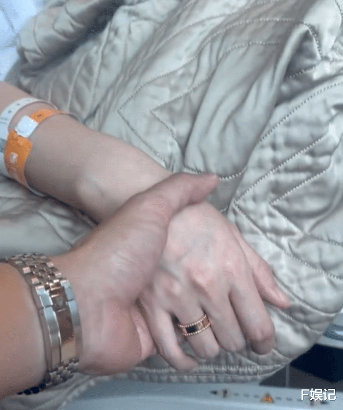 方力申陪太太进产房分娩见证女儿出生 晒与妻女首张一家三口全家福