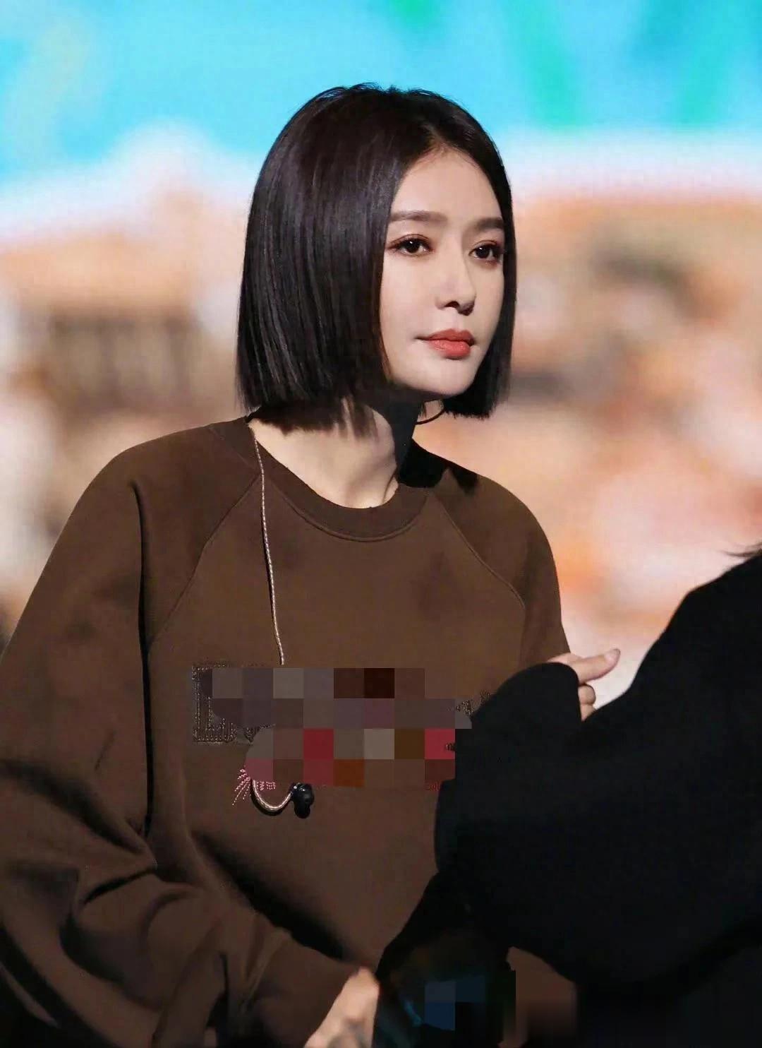 46岁秦岚剪了波波头真时髦！穿棕色卫衣+阔腿裤，减龄又高级！