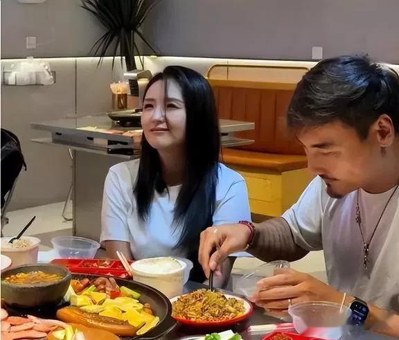 何洁和二婚老公刁磊，吃火锅被拍。怎么黑的油光锃亮，这眼光？