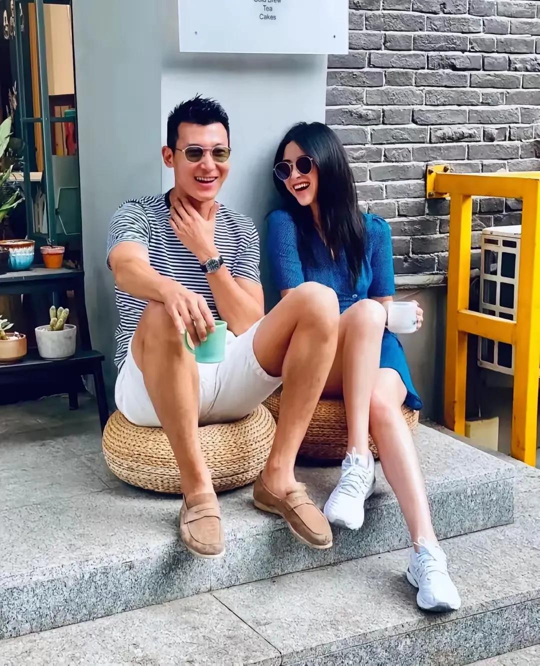 41岁朱珠陪老公女儿吃涮羊肉，不开豪车骑车去，裙子太长引发热议