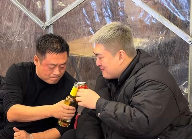 赵本山儿子带团队聚餐吃地摊,28岁染了一头白发,三个细节太圈粉