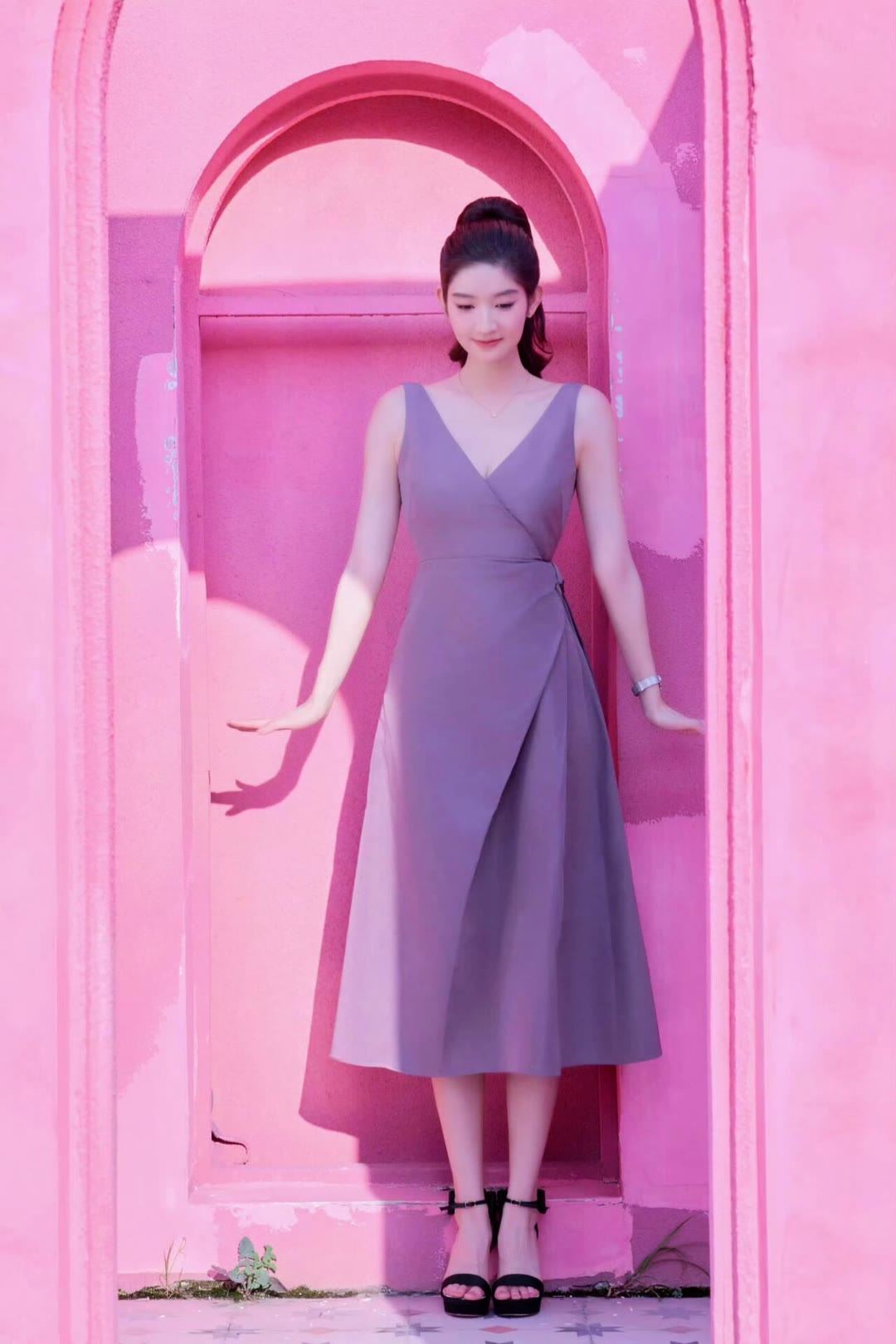 王玉雯花海写真释出,粉裙造型宛如林间精灵