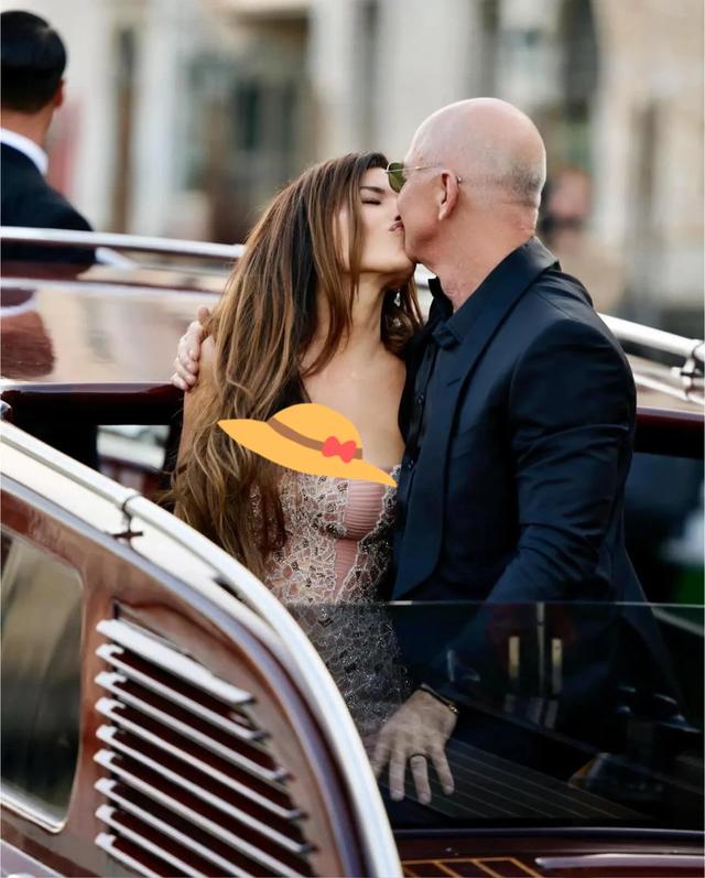 桑切斯贝佐斯婚礼第三天，他俩牵手出街，她换上纪梵希去婚礼派对