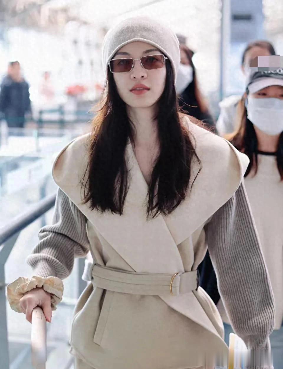 钟楚曦机场私服真高级！穿收腰外套+阔腿裤+运动鞋，时髦又洋气！