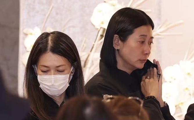 张震母亲离世，高圆圆悲痛现身，娱乐圈挚爱何处寻？