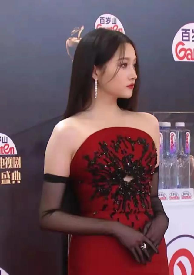 上海这夜，妖艳四射的梅婷和佟丽娅，败给了全“裹”出镜的刘亦菲