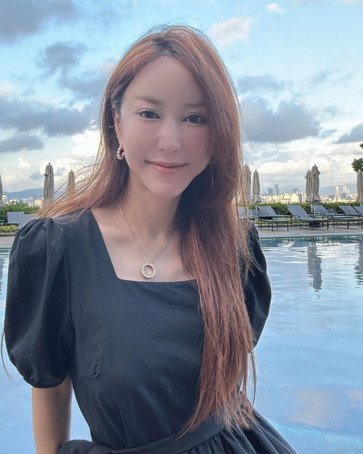 韩国涉赌女星携老公回归，问对方外面是否有女朋友再惹争议