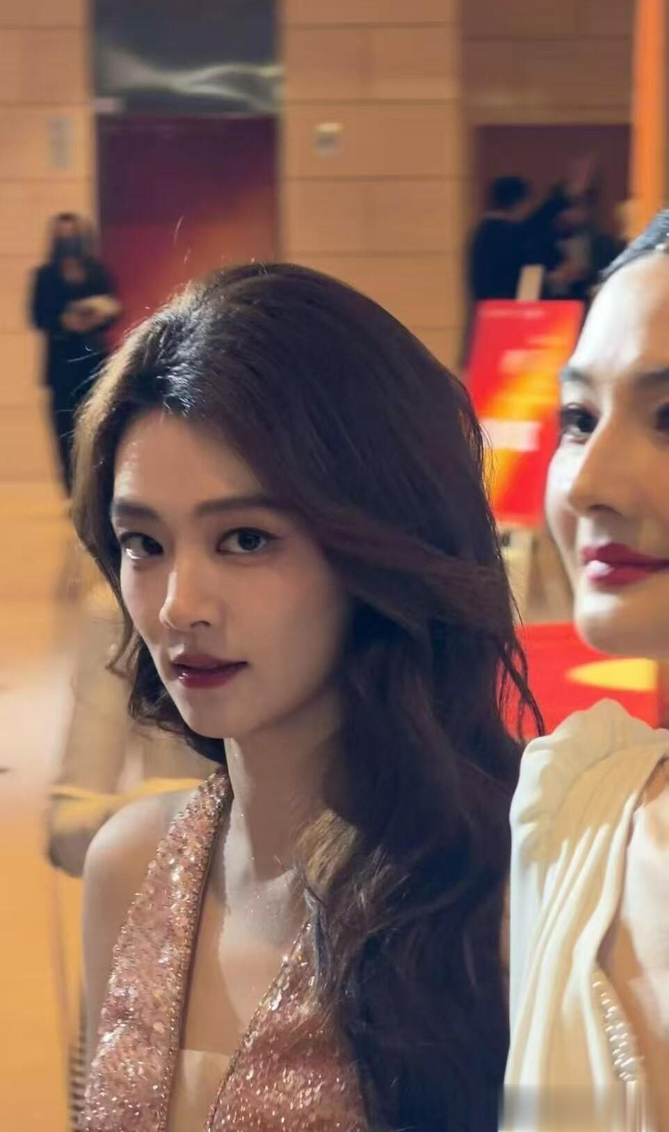 陈昊宇出席北京天桥音乐剧年度盛典，穿橙色亮片礼裙端庄典雅好美