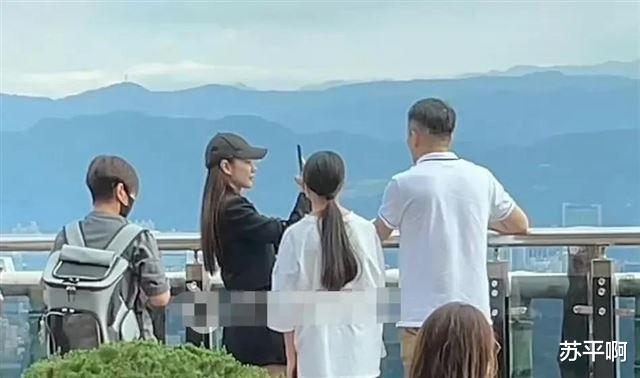 ?宿命感的照片，马筱梅像S妈，小玥儿像大S，两人牵手像一对亲母女