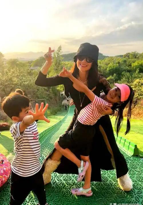 章子怡哥哥结婚20周年晒全家福，章父章母保养年轻，仨子女颜值高