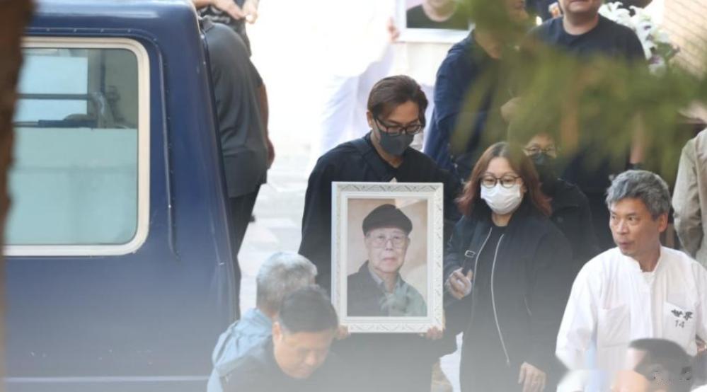 马国明父亲出殡:汤洛雯灵堂上的一个动作,撕开豪门遮羞布