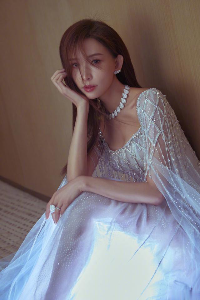 50岁林志玲晒近照，穿薄纱裙明艳动人，颜值身材逆生长好绝美