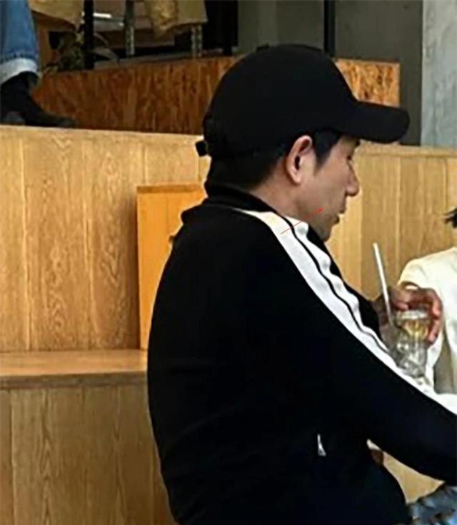 与冯绍峰离婚后，在与男子遛娃的赵丽颖身上，看到内娱的人情世故