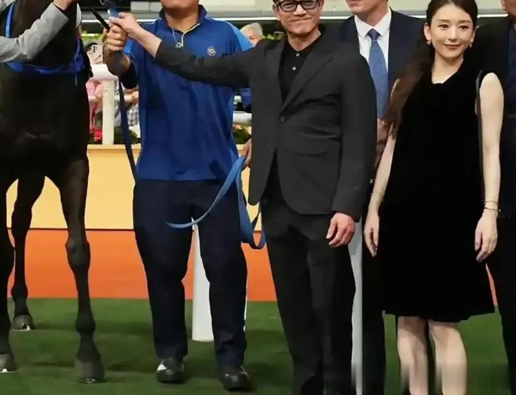 郭富城方媛赛马场秀恩爱！天王眼中全是宠爱，老来得子超开心！