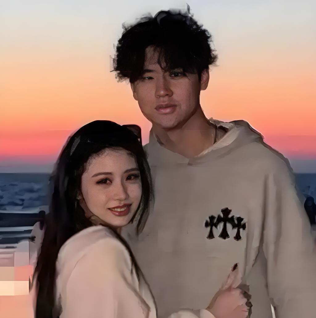 汪峰20岁女儿官宣恋情,小苹果海边热拥男友,东方面孔高大帅气