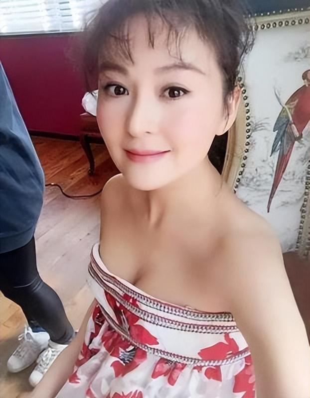 “最干净女演员”被富商苦追10年才嫁,如今和女儿被宠如宝