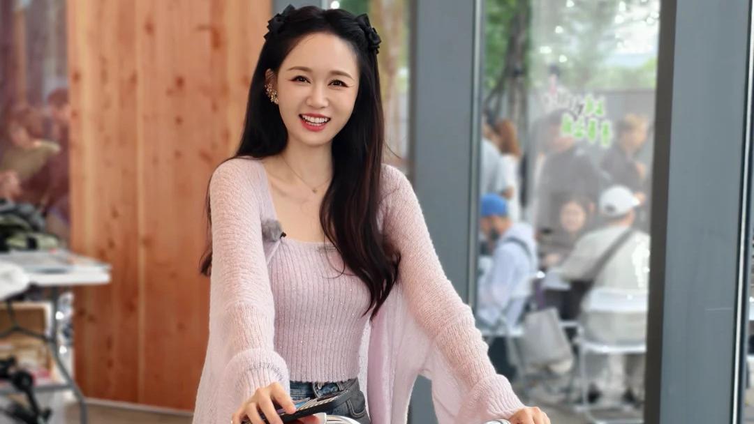 陈乔恩私服封神！这组浅粉针织造型，松弛感太治愈