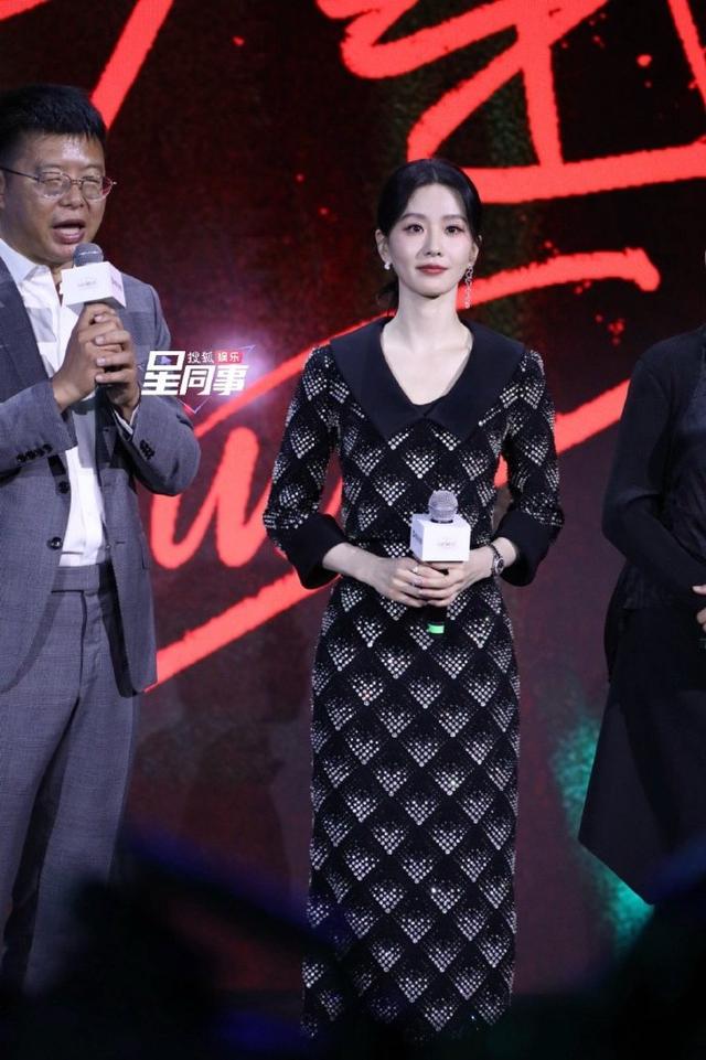 上海这一夜，被笑不露齿的刘诗诗惊艳，从不穿暴露礼服却艳压全场