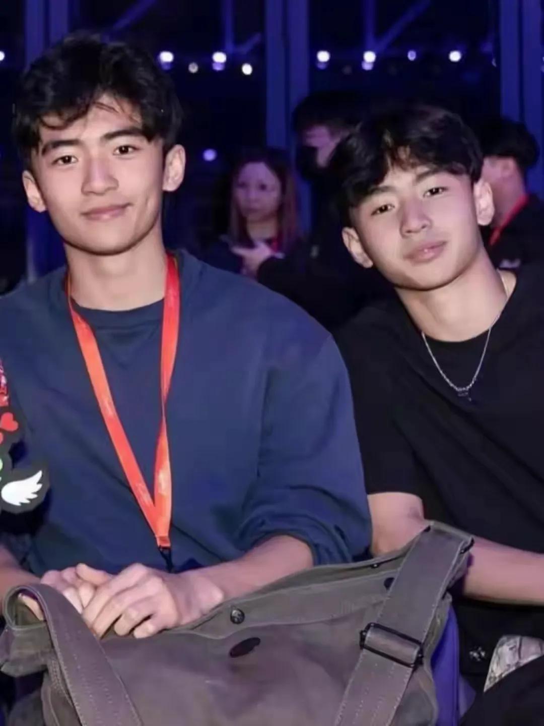 张柏芝晒二儿子近照,小Q打扮时髦潮范十足,酷帅模样很像谢霆锋