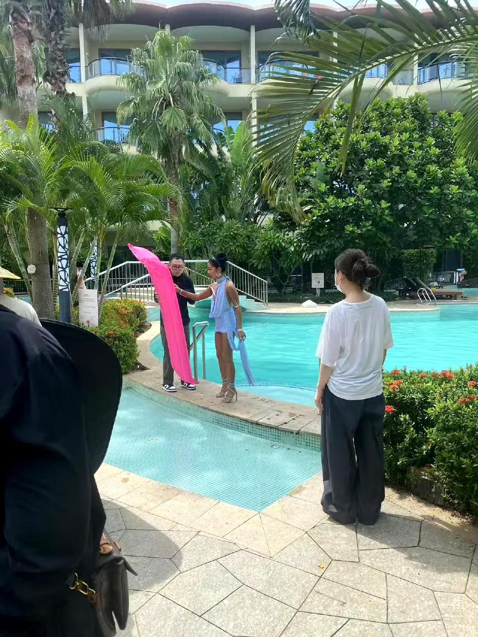 吉克隽逸万宁被偶遇，穿搭很夏天很时髦，被粉丝夸辣妹笑得超开心