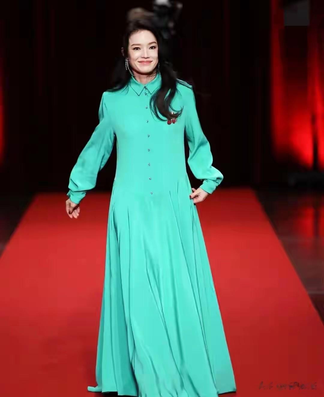 49岁舒淇里昂电影节走红毯，脸肿僵硬老态明显，五官乱飞难掩疲态