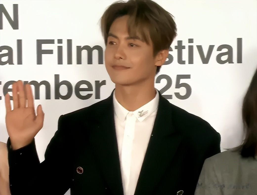 釜山电影节离谱红毯秀：韩星装嫩、偷穿，国内明星松弛亮眼