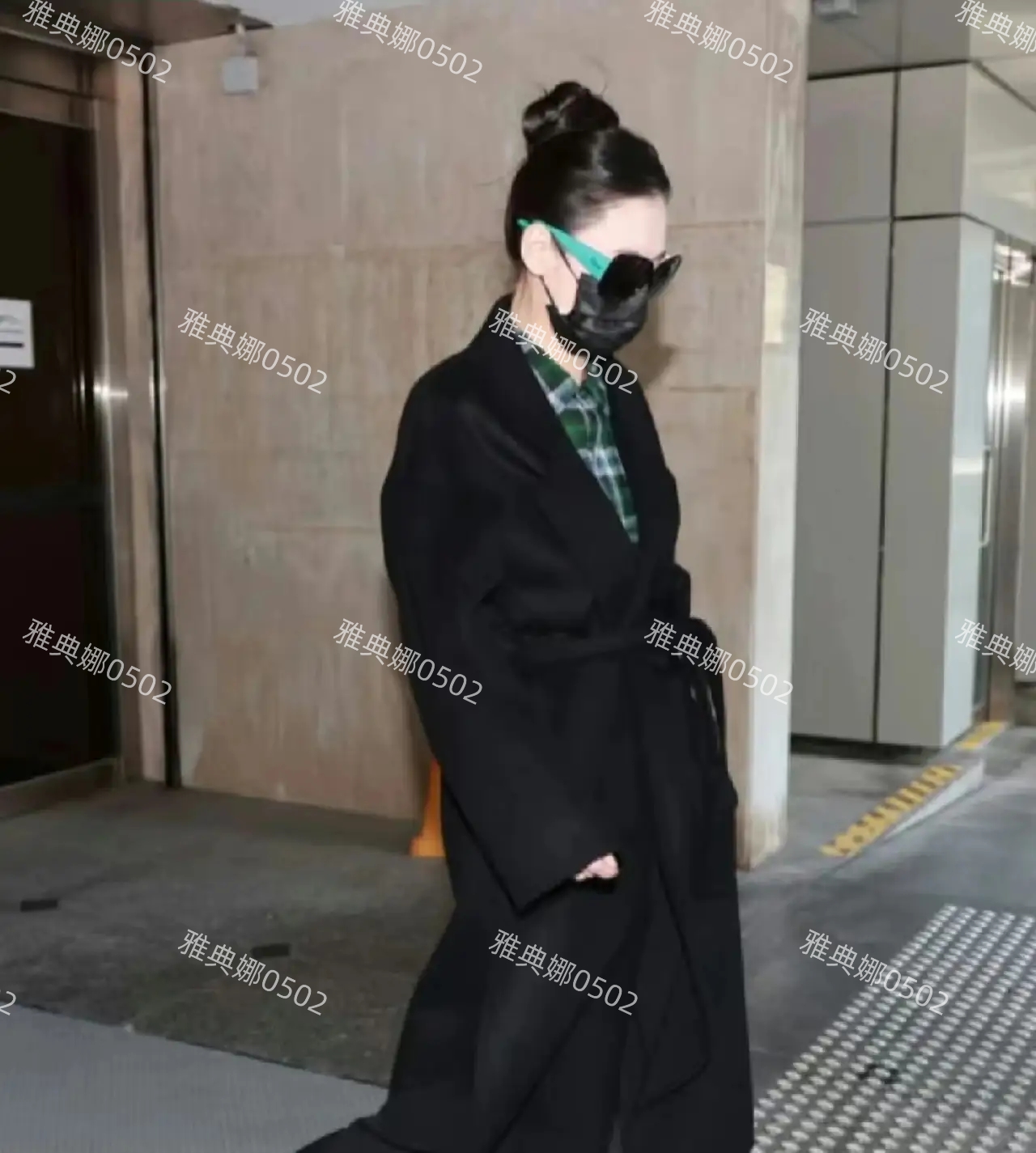 樟宜机场偶遇张柏芝独自一人吃咖喱饭，素颜也答应粉丝合影没架子