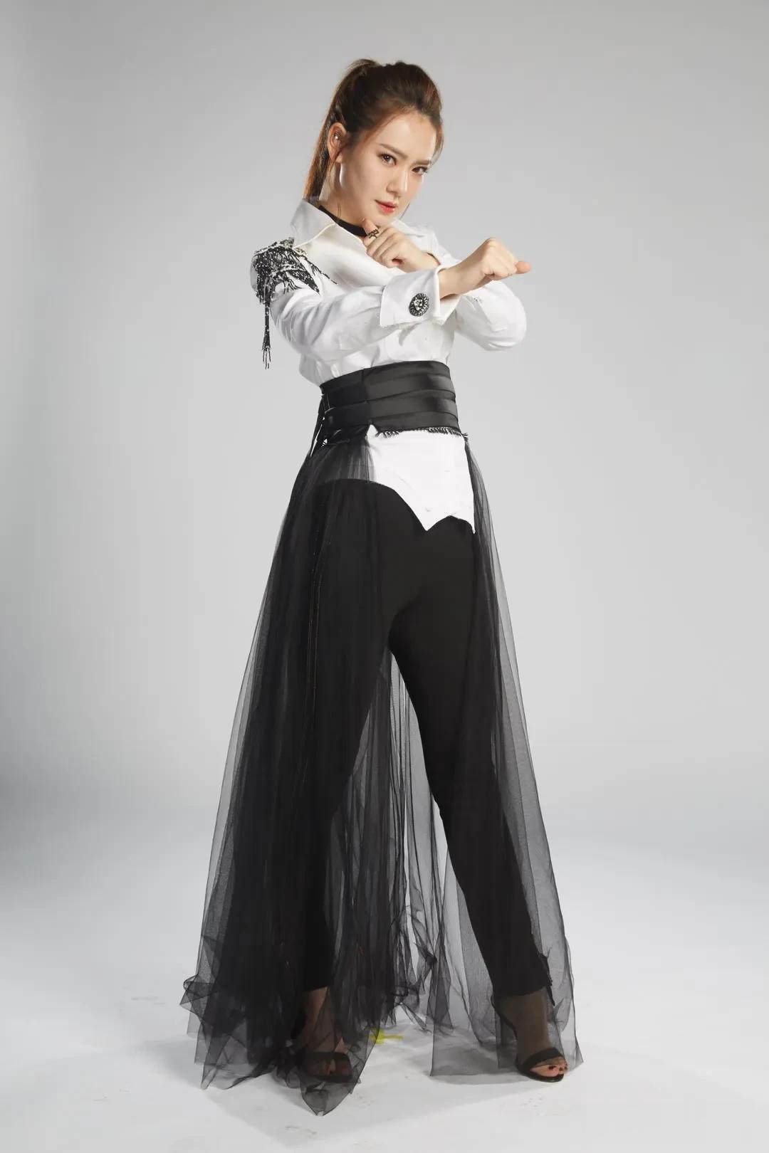 明星高清写真鉴赏｜戚薇，谁能拒绝白衬衫黑纱裙裤的混搭魅力？