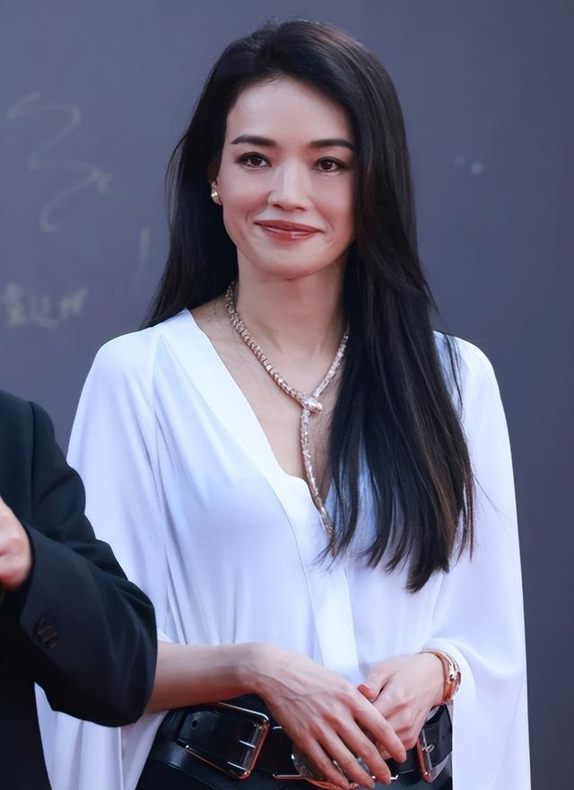 49岁舒淇再破“天花板”,这一次,她让冯小刚和整个娱乐圈沉默了