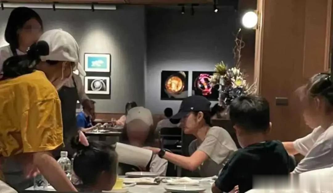 安以轩聚餐照曝光!44岁素颜照老得不敢认,脸上褶皱多一脸的男相