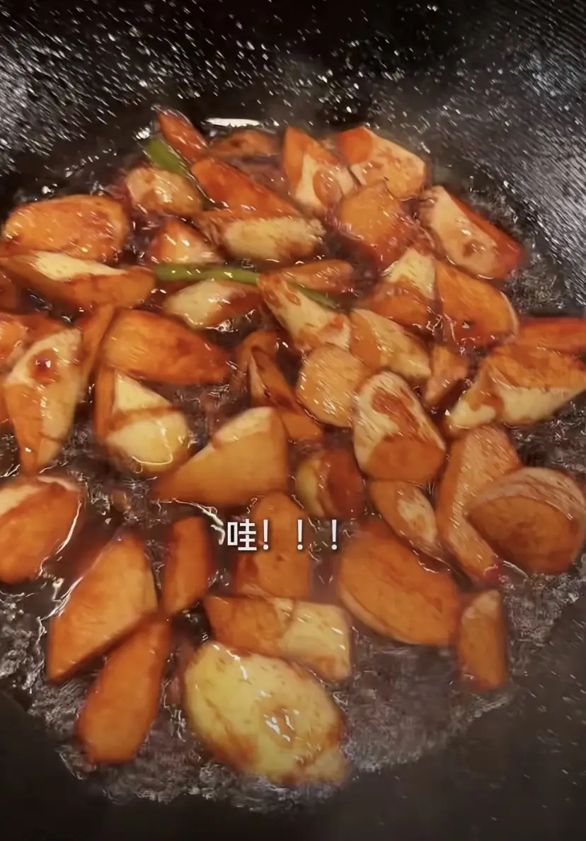 44岁朱丹回金华老家！穿水靴割茭白，吃大碗猪油面， 妈妈罕见露面