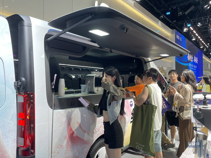 长安凯程V919走红成都车展，引来观众和网红争相打卡