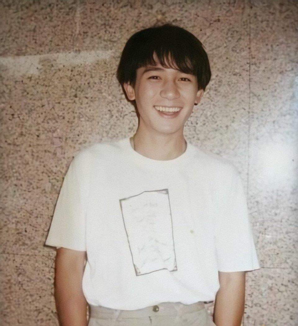 63岁梁朝伟现状：两鬓白发显疲态，坦言喜欢日本，和日文化合得来