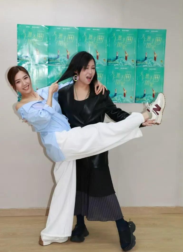 TVB离巢花旦获圈中姐妹庆生！低调结婚两年，已签约内地公司