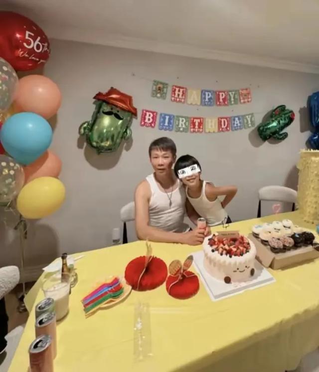 56岁陶喆美国庆生，娇妻江佩蓉小短裙抢镜，同框似两代人