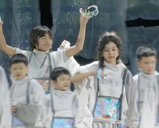 刘烨儿子模样大变，14岁就登上法国新闻，一圈胡子让人移不开眼