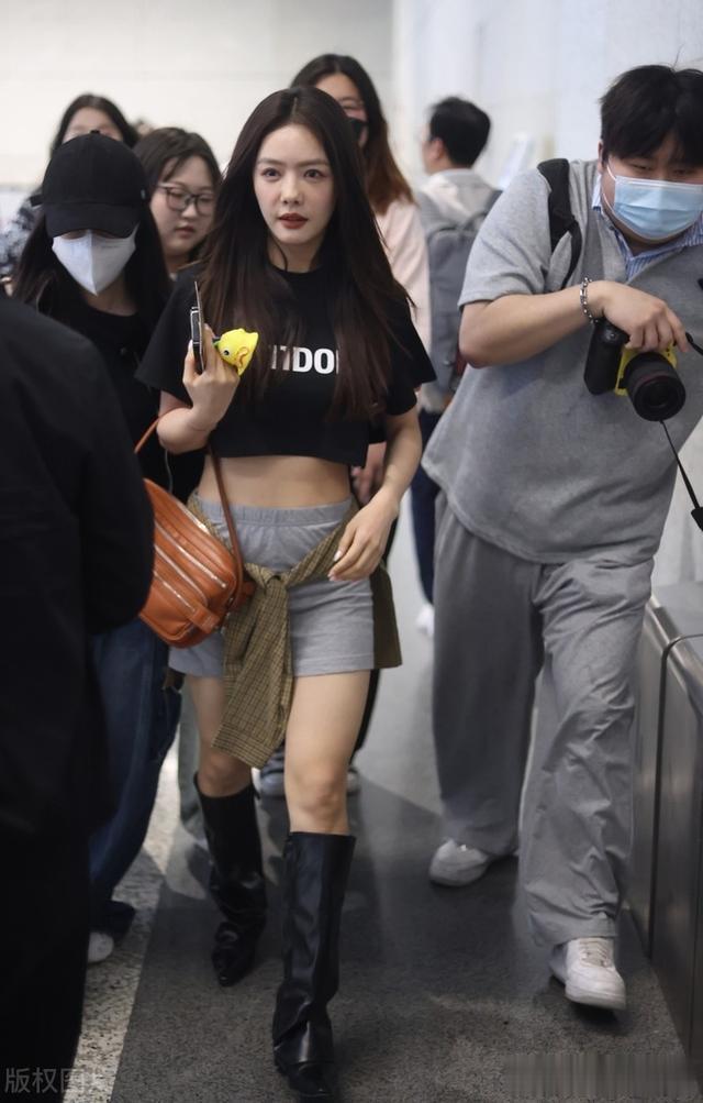 蔡文静上海机场出发，身穿黑色短T搭配灰色短裙清凉夏天