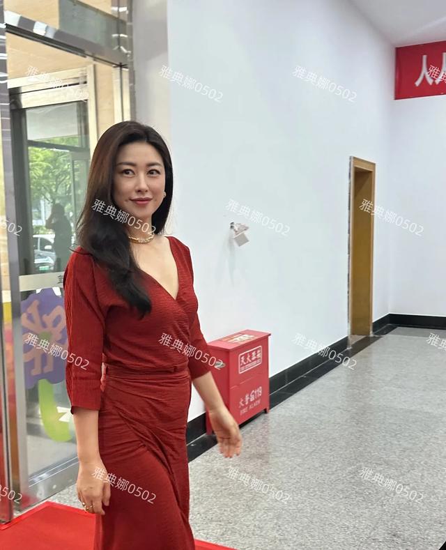 朱珠是那种即便小肚子很明显，也不影响她美的老式美人越品越美